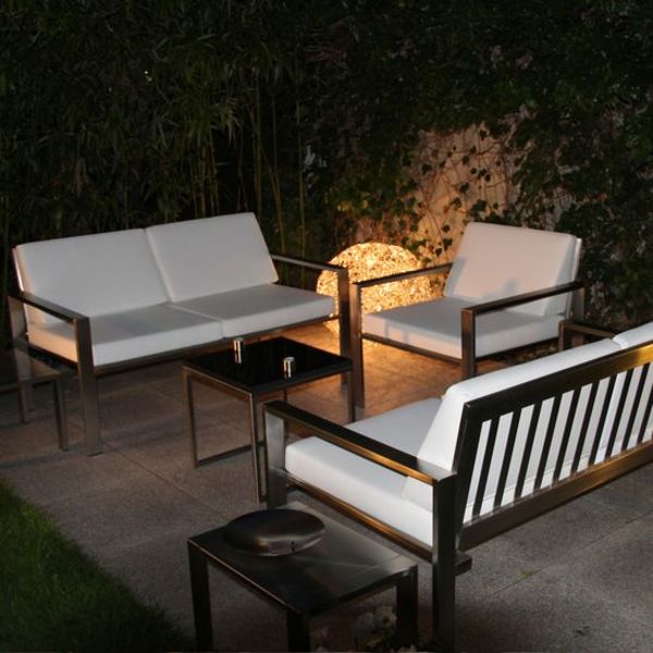 Outdoor Lounge-Moebel im Edelstahldesign für den Garten von Lizzy Heinen.