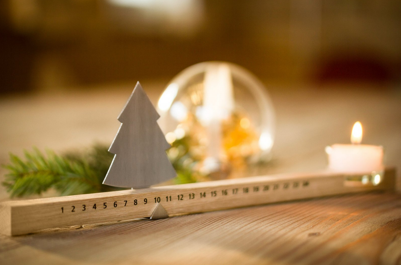 Adventsleiste – Minimalistischer Adventskalender aus Eichenholz und Edelstahl