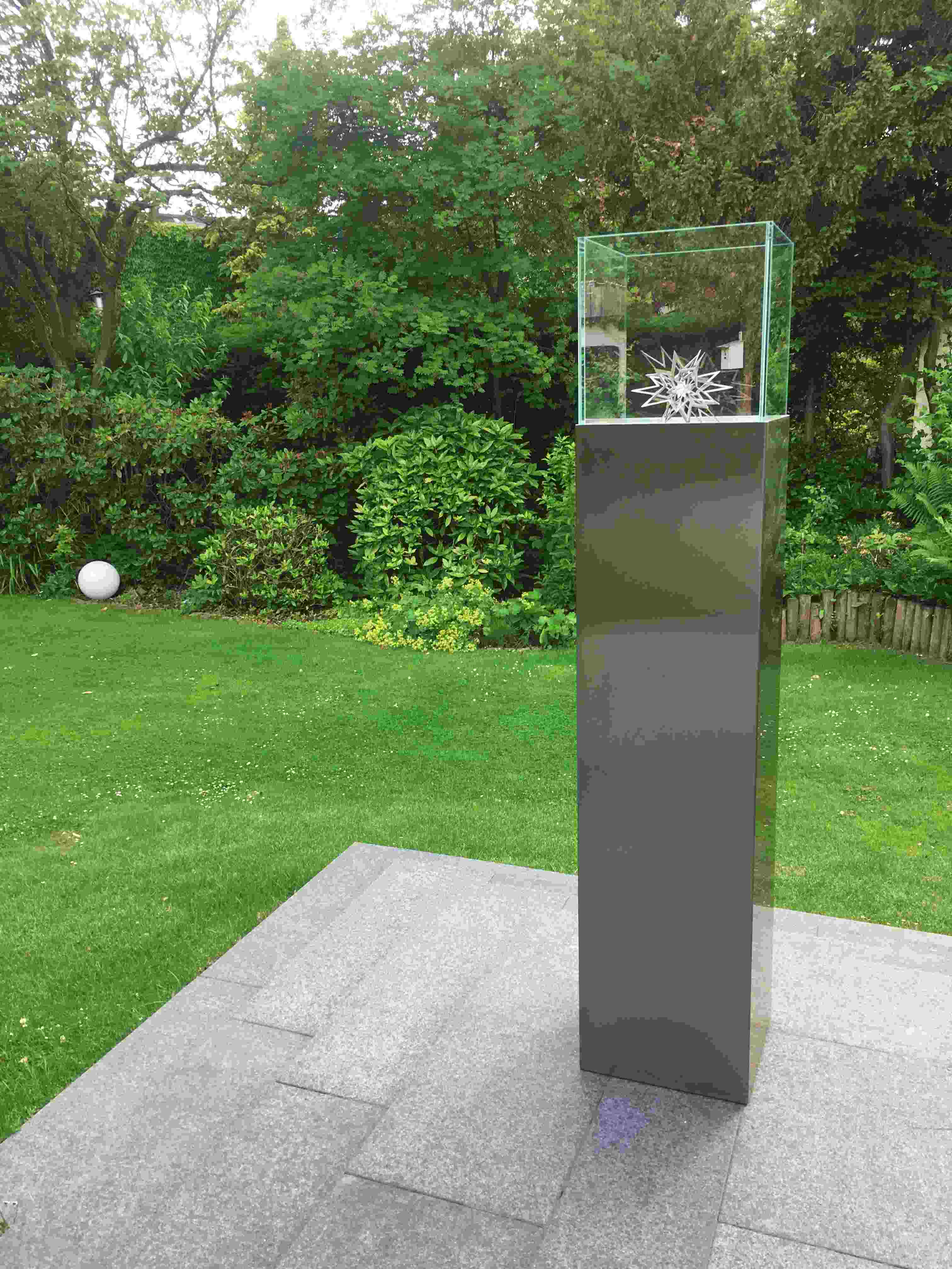 Objektsäule mit Glaskubus Windlicht Objektsäule mit Glaskubus Windlicht