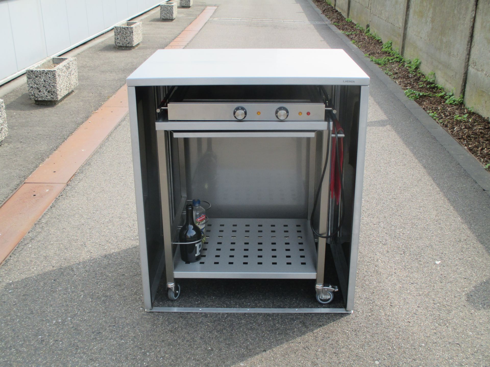 Garage für Servierwagen mit Teppan Yaki Garage für Servierwagen mit Teppan Yaki