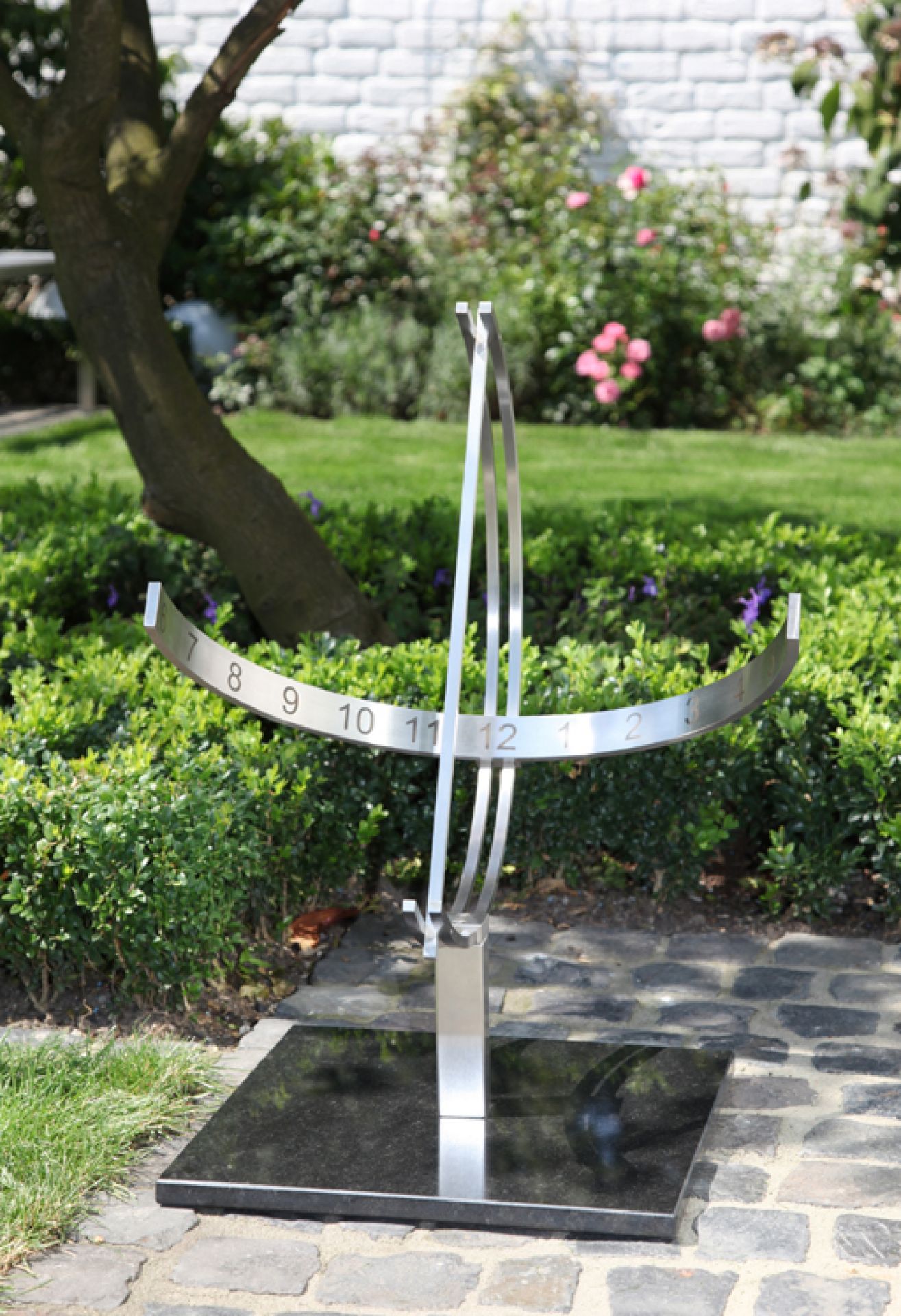 Sonnenuhr aus Edelstahl mit Granitfuß