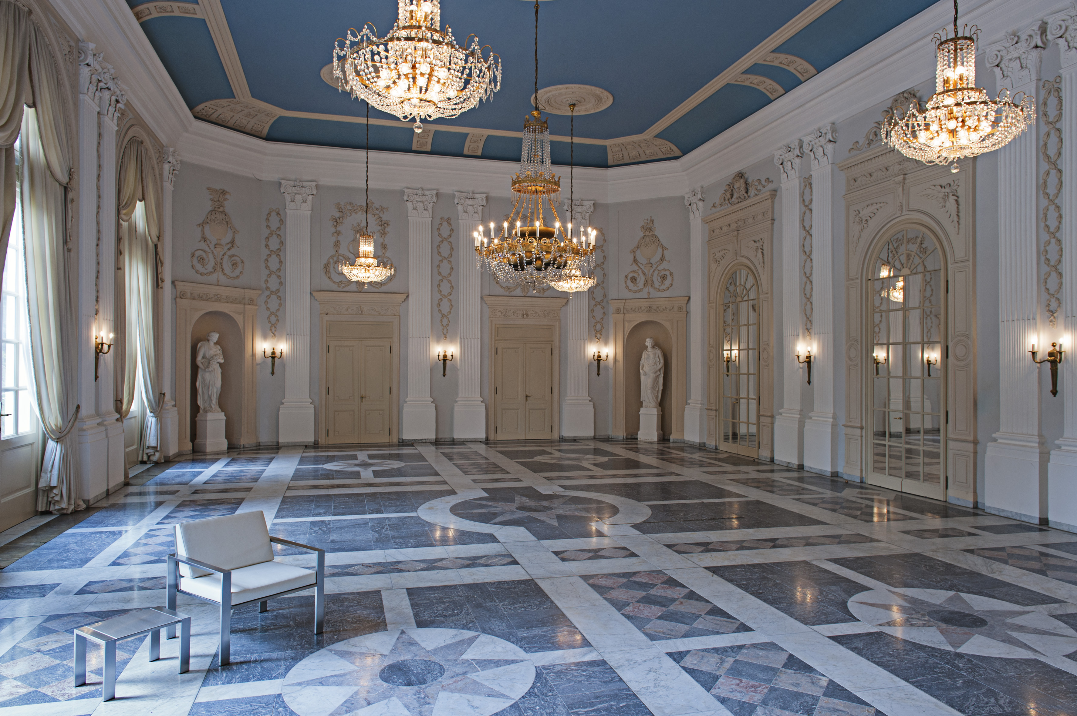 Lounge-Beistelltisch aus Edelstahl Lounge-Beistelltisch aus Edelstahl