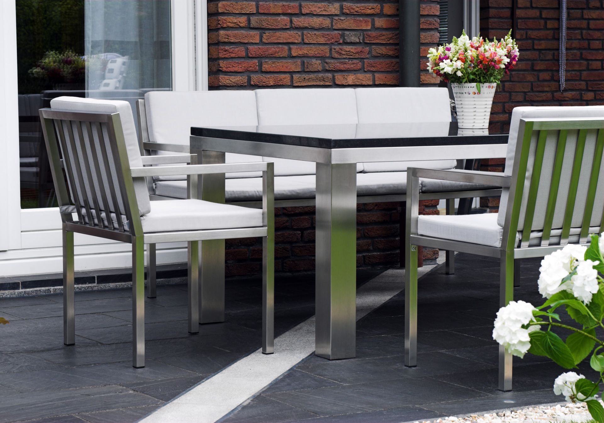 Esstisch mit Granitplatte Nero Assoluto