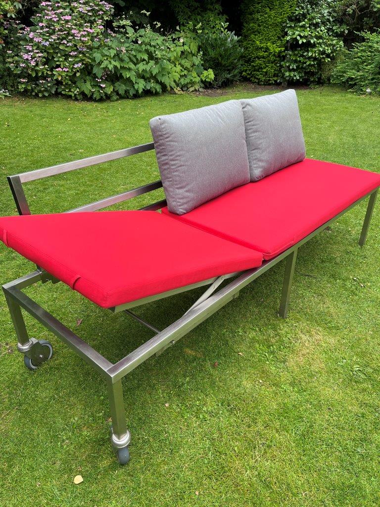 Multifunktionales Edelstahlmöbel: Sofa und Liege in einem