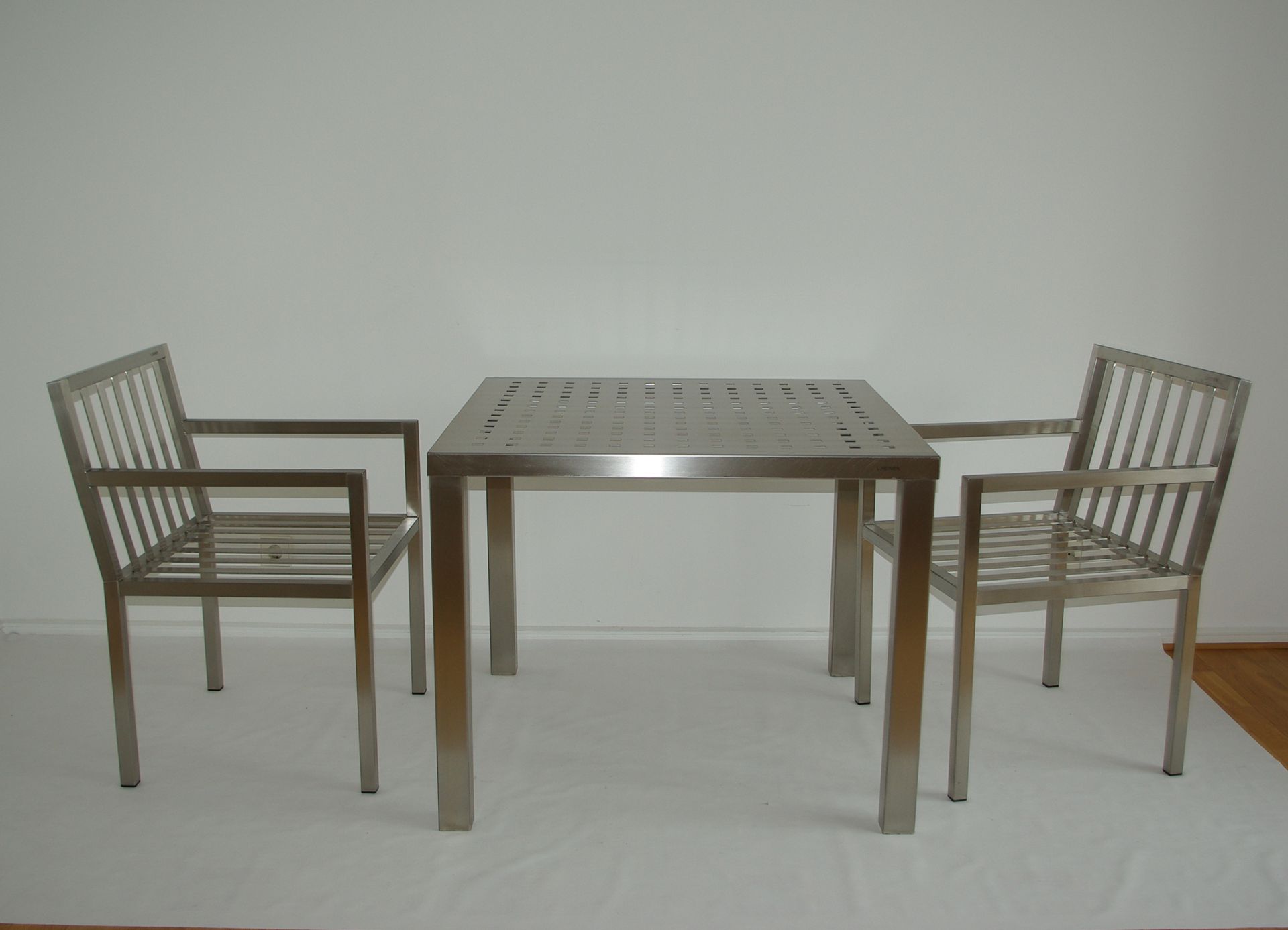 Edelstahl-Tisch mit gelochter Platte GM-622 (90 x 90 cm)