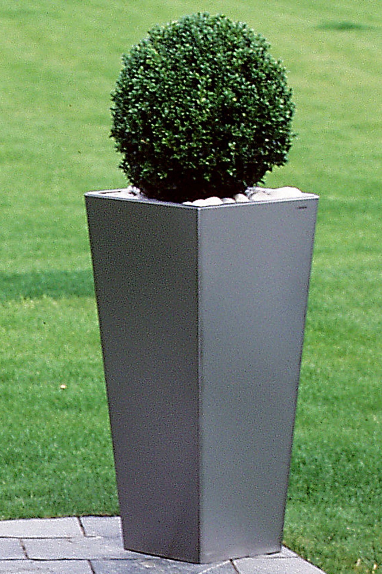 Pflanzübertopf konisch aus Edelstahl Pflanzübertopf konisch aus Edelstahl