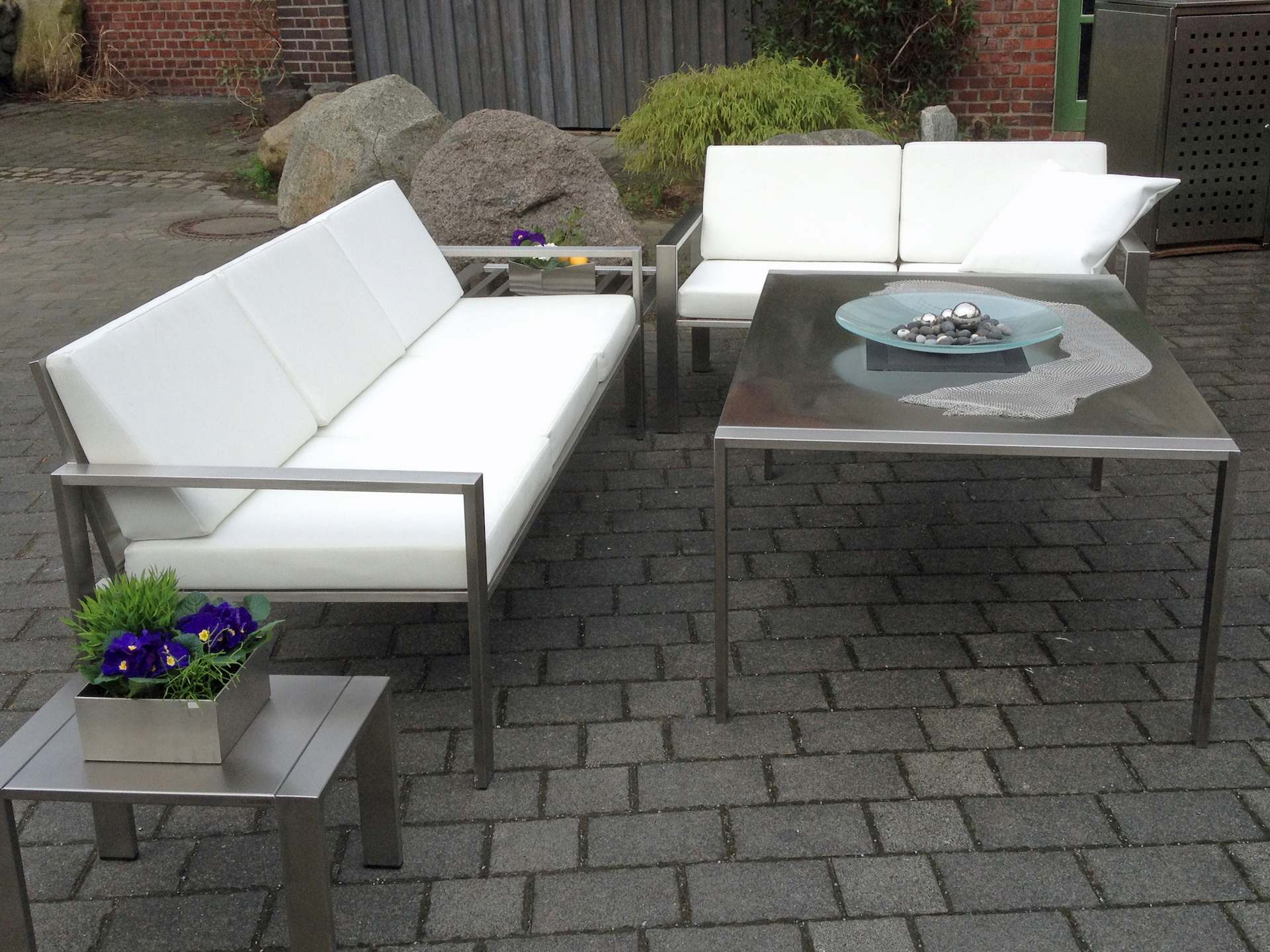 Lounge-Esstisch aus Edelstahl mit ungelochter Platte Lounge-Esstisch aus Edelstahl mit ungelochter Platte