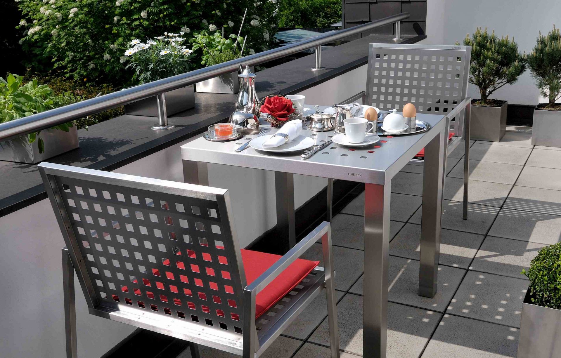 Edelstahl-Tisch mit gelochter Platte GM-623 (70 x 70 cm)