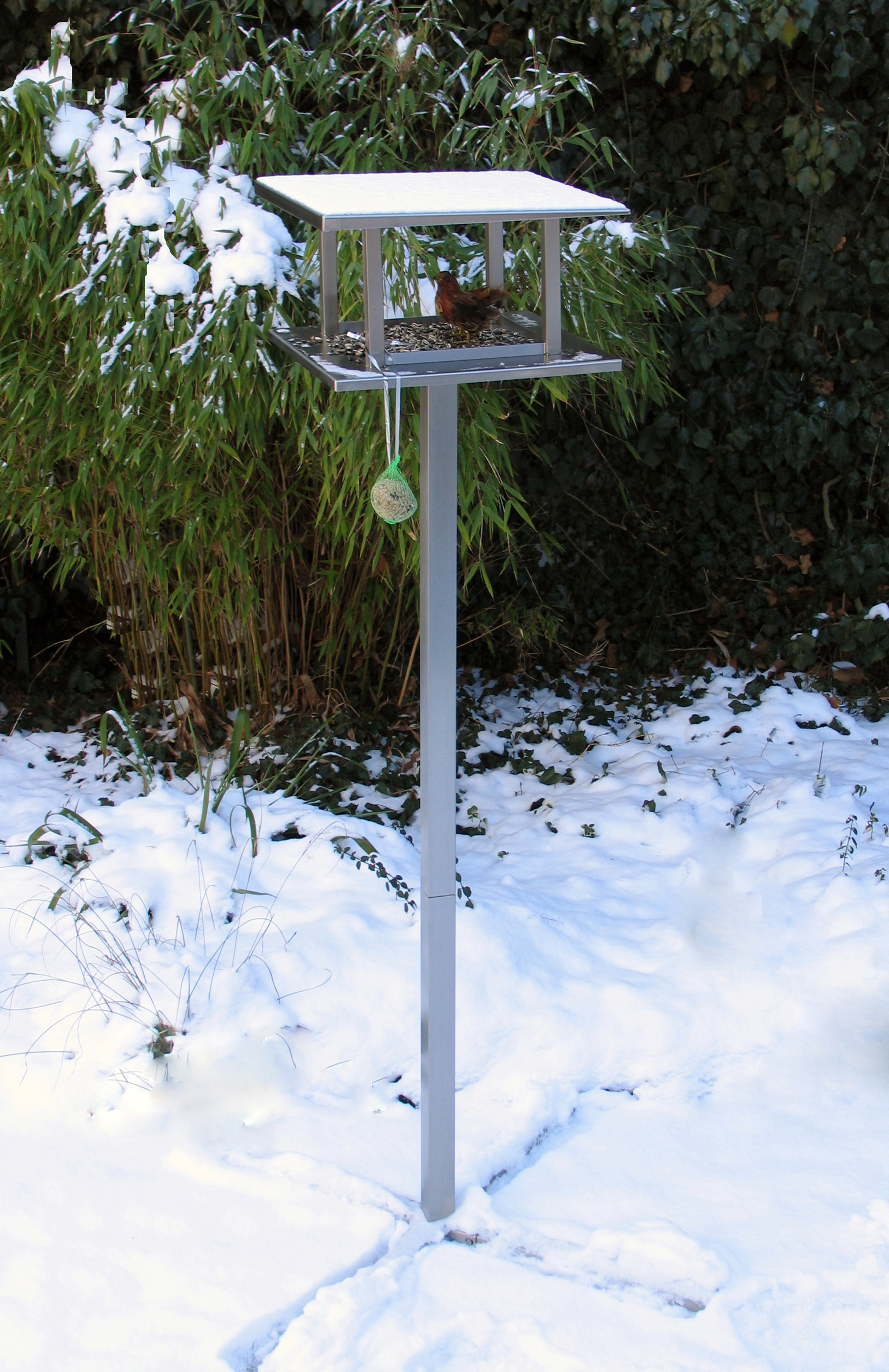 Vogelhäuschen mit Ständer aus Edelstahl