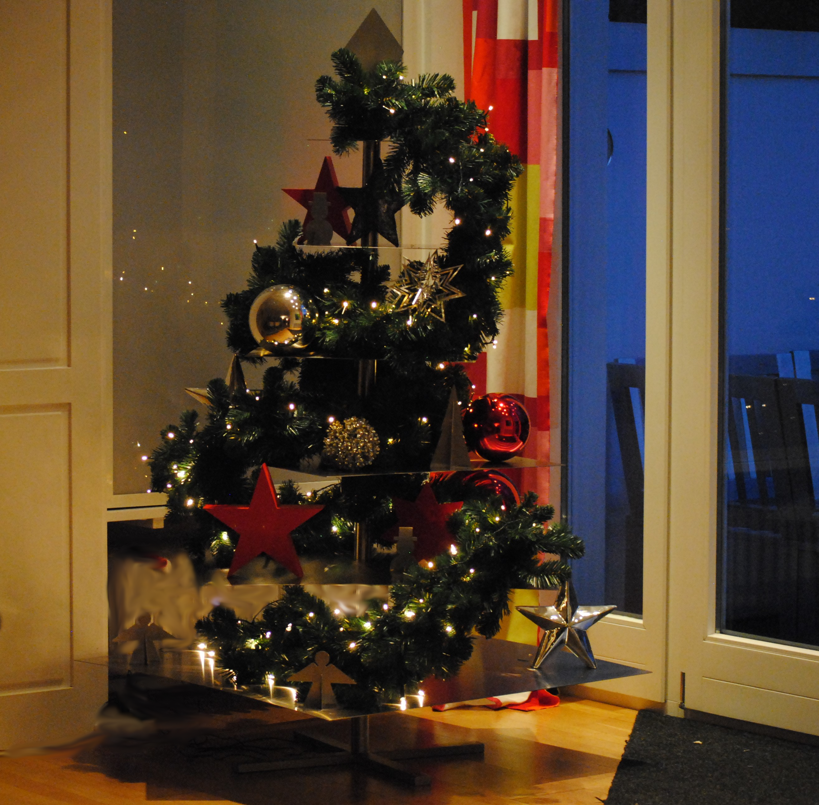 Weihnachtsbaum mit vielen Etagen aus Edelstahl