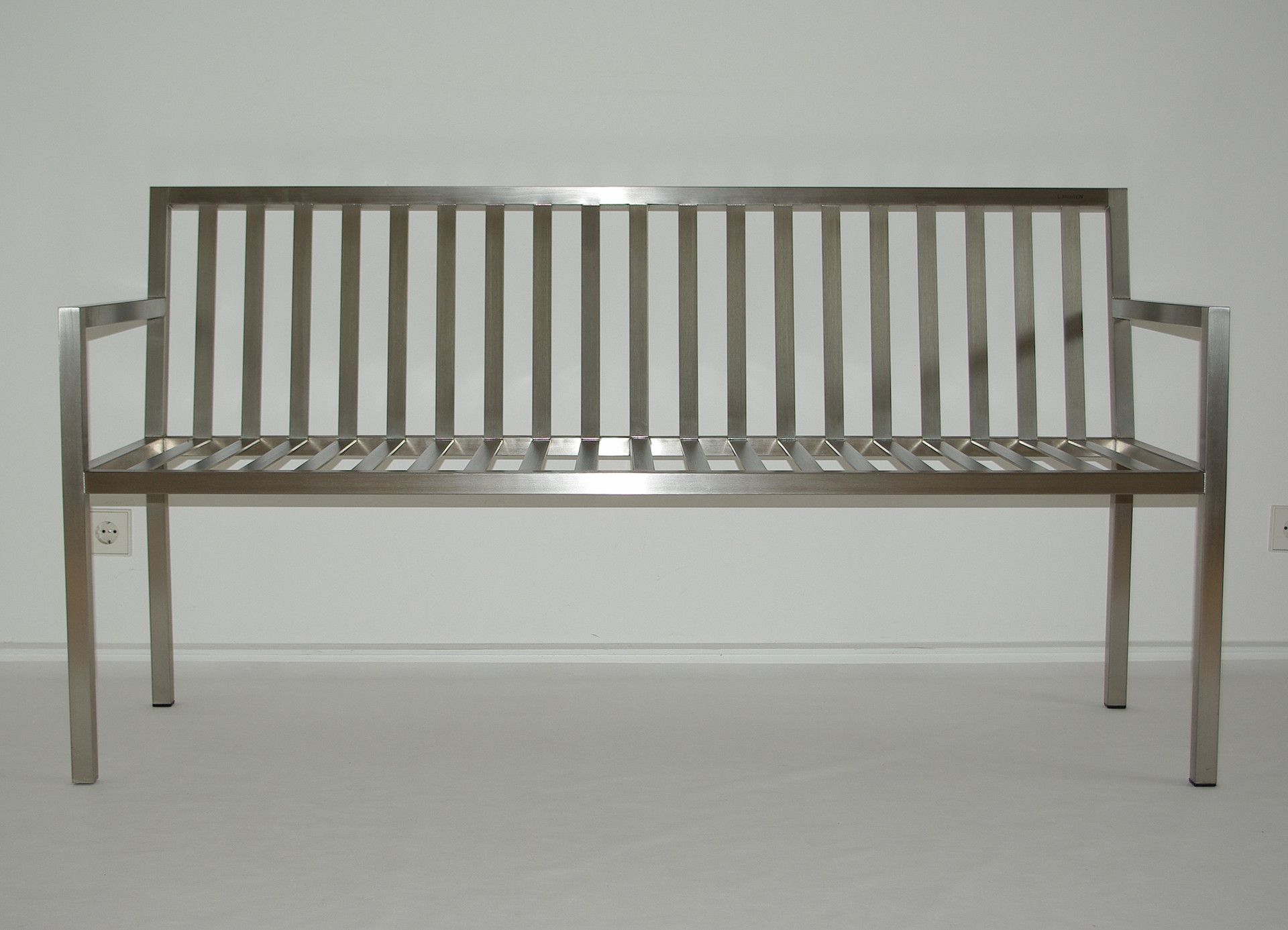 Klassiker-Bank 3-Sitzer aus Edelstahl Klassiker-Bank 3-Sitzer aus Edelstahl