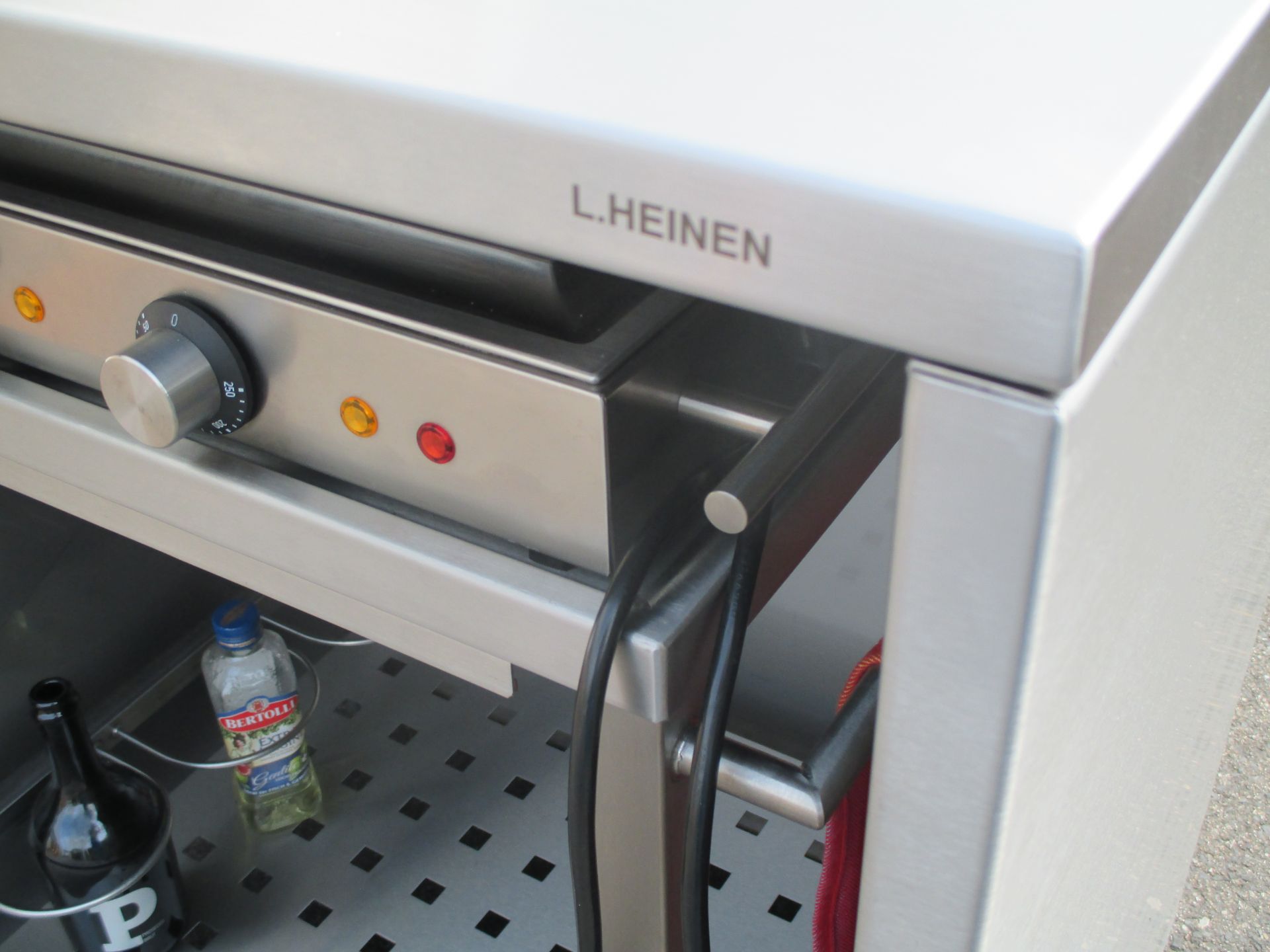 Garage für Servierwagen mit Teppan Yaki Garage für Servierwagen mit Teppan Yaki