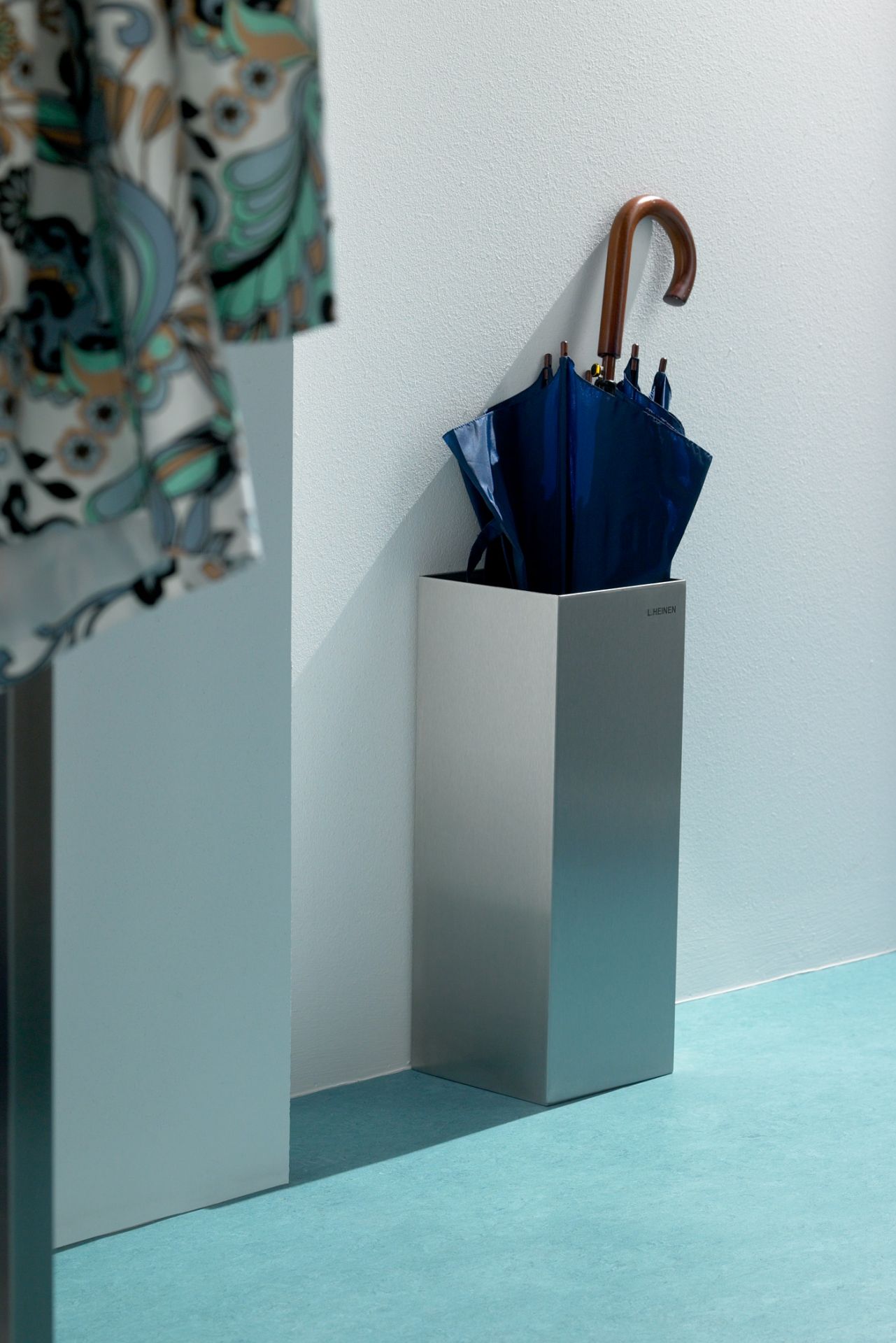 Stilvoller Regenschirmständer und Bodenvase aus Edelstahl