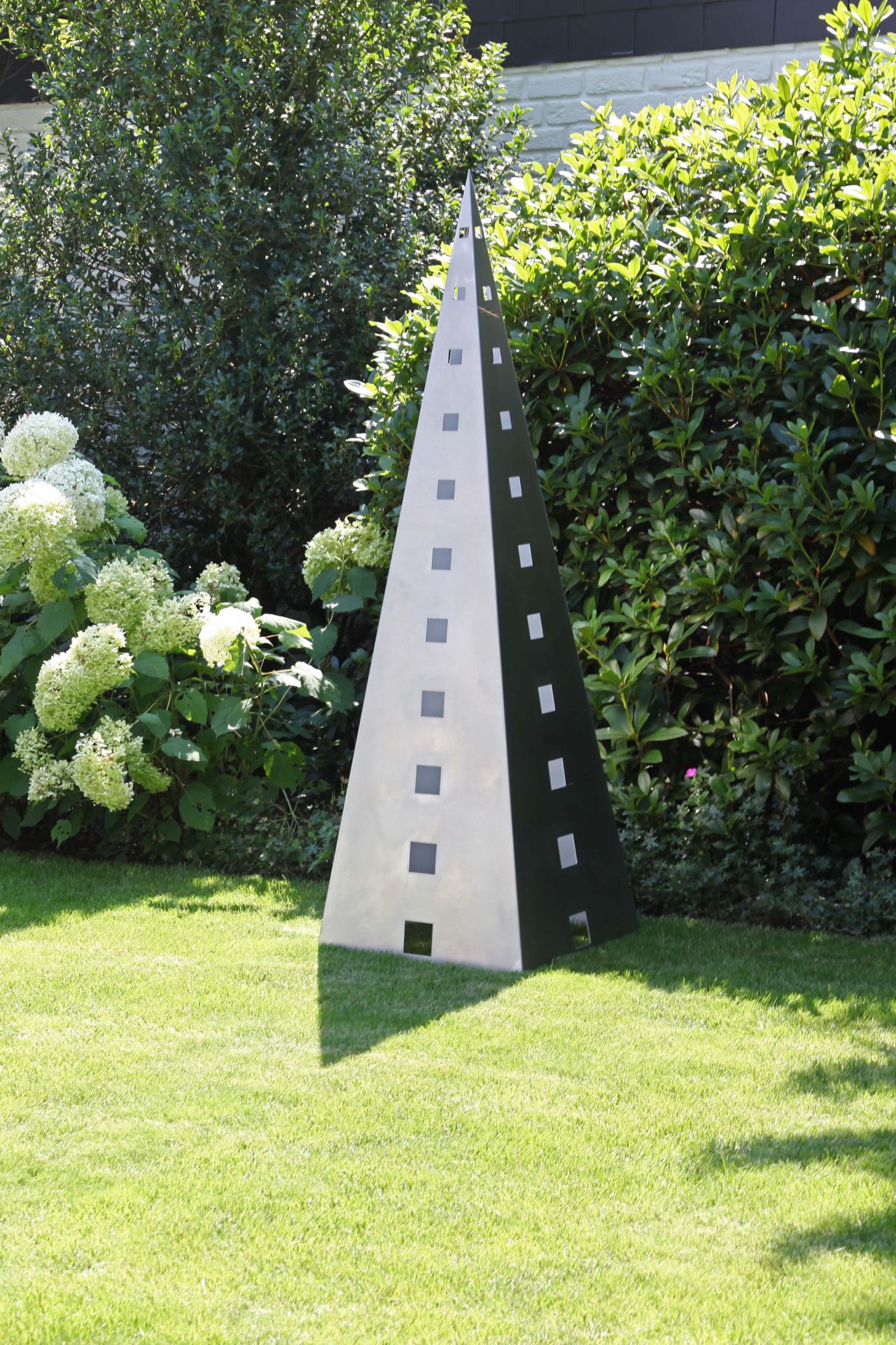 Design-Pyramide aus Edelstahl