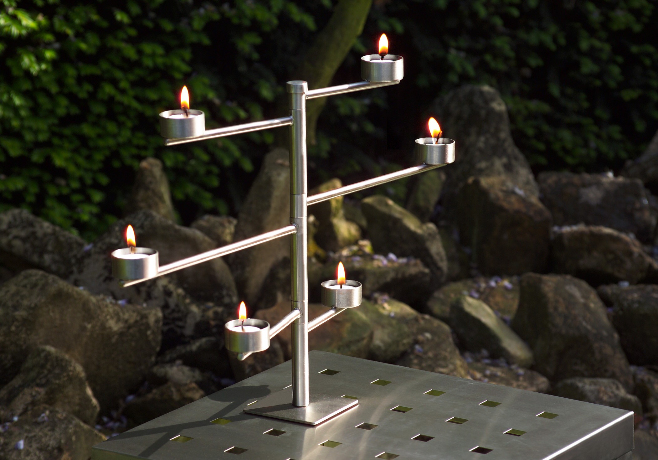 Schwenkleuchter aus Edelstahl mit 6 Teelichtern Schwenkleuchter aus Edelstahl mit 6 Teelichtern
