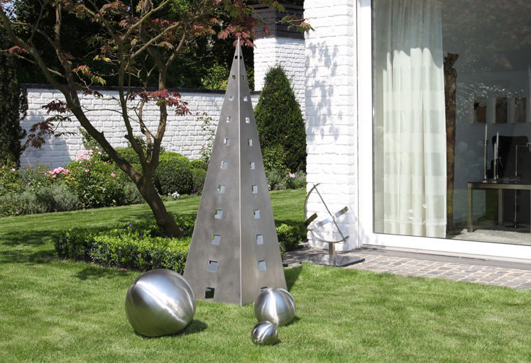 Design-Pyramide aus Edelstahl