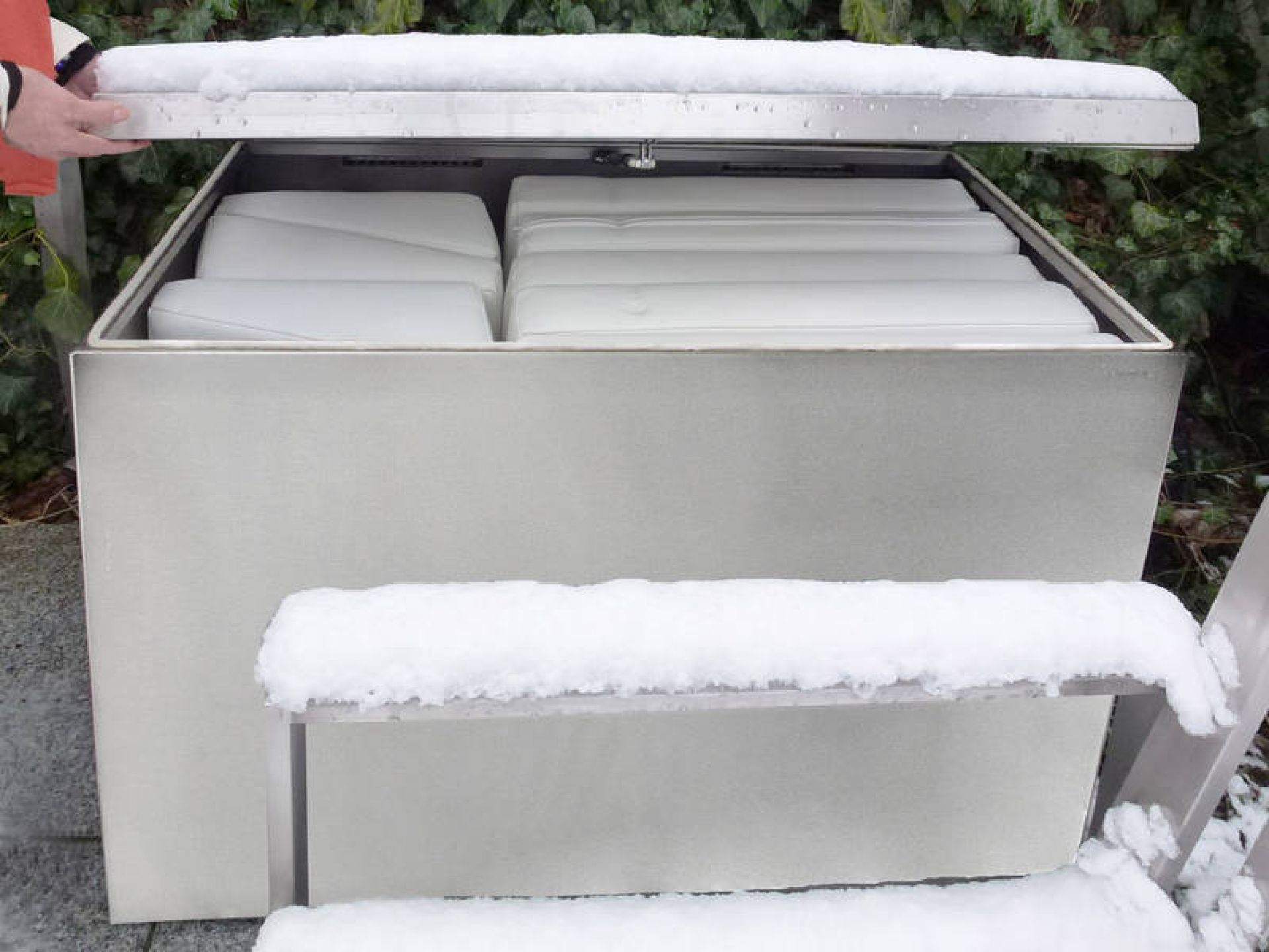 Hochwertige Edelstahl-Polsterbox mit Sitzfunktion für stilvolle Aufbewahrung